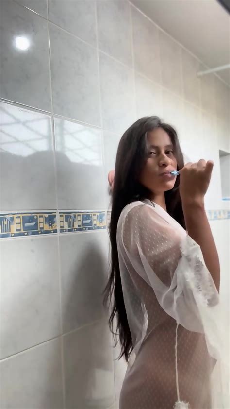 Latina Preparandose Para Su Dia