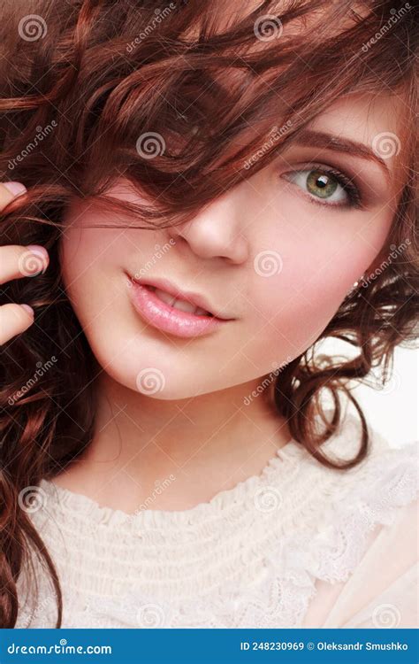 Portret Van Een Jonge Mooie Brunette Een Jarige Vrouw Geïsoleerd Tegen De Witte