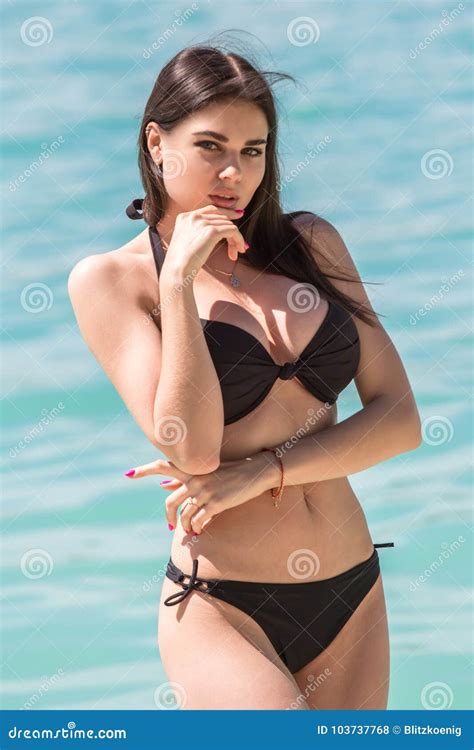 Sexy Frau Im Bikini Auf Seehintergrund Stockfoto Bild von schlüpfer schön 103737768