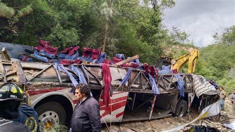 Autobus Pieno Di Passeggeri Sfonda Il Guardrail E Precipita Nel Burrone