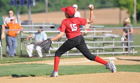 8 Best Youth Baseball Cleats to Play Effectively in 2025