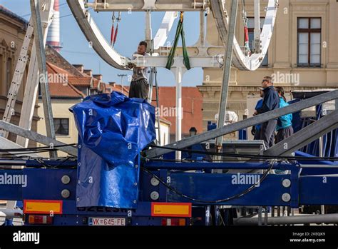 Installation Des Riesenrades Auf Dem Platz Der Heiligen Dreifaltigkeit