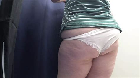 Gro Er Reifer Hintern In Der Umkleidekabine Unter Der Kamera Milf In Wei Em H Schen Probiert