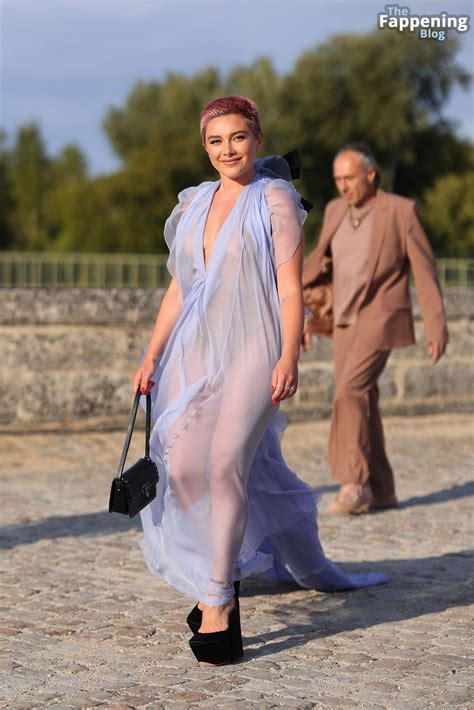 Florence Pugh Flashes Her Nude Tits At The Valentino Haute Couture Show