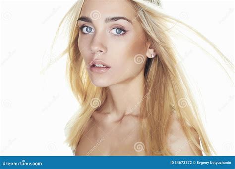 Belle Jeune Femme Avec De Longs Cheveux Sur Le Fond Blanc Fille Blonde Photo Stock Image Du