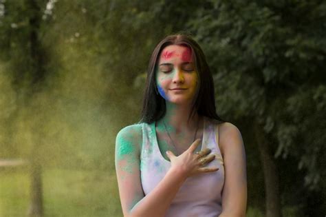 Premium Photo Lovely Brunette Woman With Dry Powder On Her Face