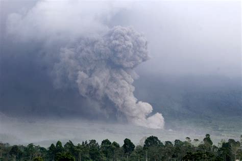indonesias mount semeru sends locals fleeing  eruption unleashes gas
