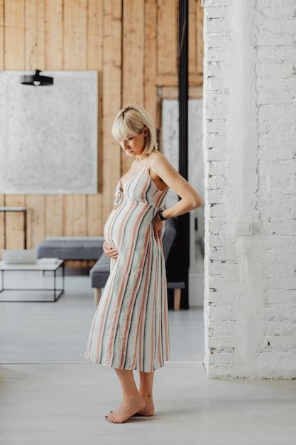 Femme Blonde Enceinte Dans Un Salon Photo Premium