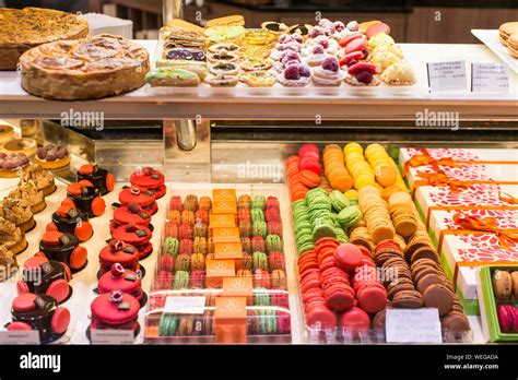 Cakes And Pastries In A Paris Patisserie Bakery Stock Photo Alamy