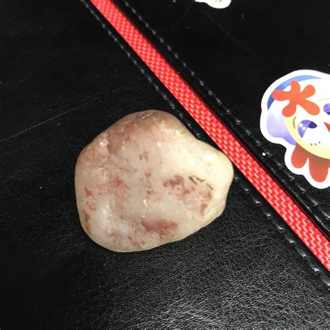 What Are These Reddish Purple Bits In My Quartz Rwhatsthisrock