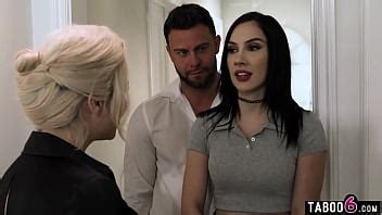 MILF y marido entrevistan a una nueva cuidadora que tenía que atender al marido XVIDEOS