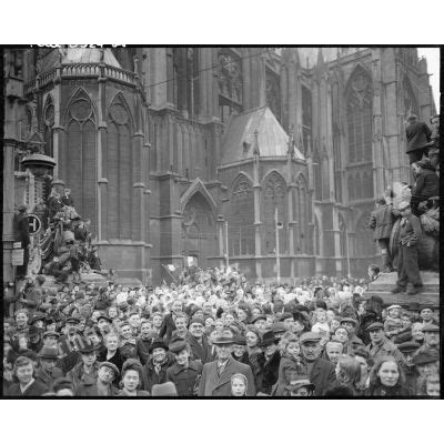 ImagesDéfense Une foule nombreuse rassemblée devant la cathédrale