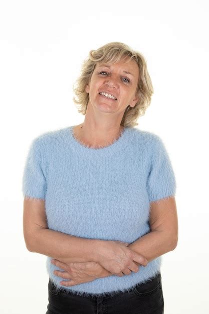 L Ge Moyen Jolie Femme Mature Blonde Sur Fond Blanc Les Bras Crois S Photo Premium