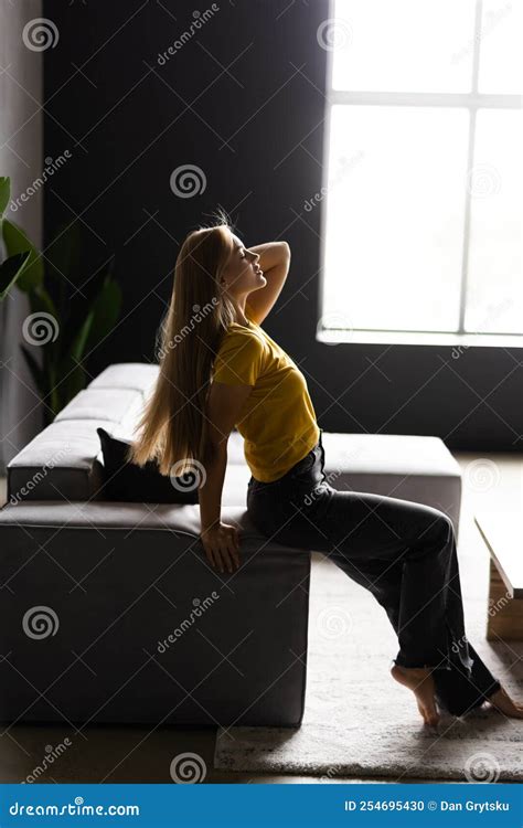 Ontspannen Concept Jonge Mooie Brunette Vrouw Op De Bank Met Haar Blote Voeten Op Koffietafel