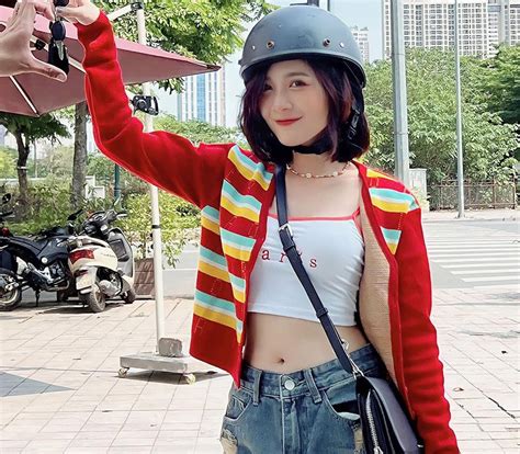 Hot girl đồng phục khoe da thịt cùng váy áo gợi cảm mặt búng ra sữa nhưng body nuột nà