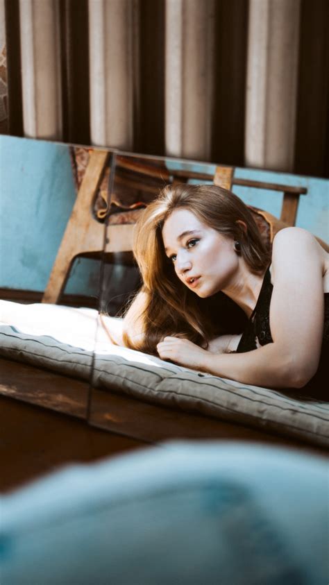 Скачать обои girl long hair brown hair photo model lips jeans brunette раздел девушки в