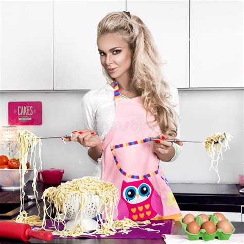 387 Photos De Femme Blonde Sexy Dans La Cuisine Photos De Stock Gratuites Et Libres De Droits