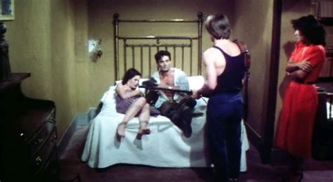 Naked Lorraine De Selle In Vacanze Per Un Massacro