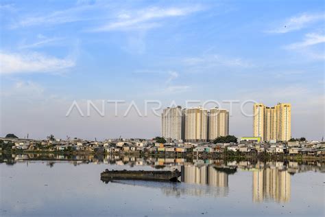 Debit Air Di Waduk Pluit Alami Penyusutan Antara Foto