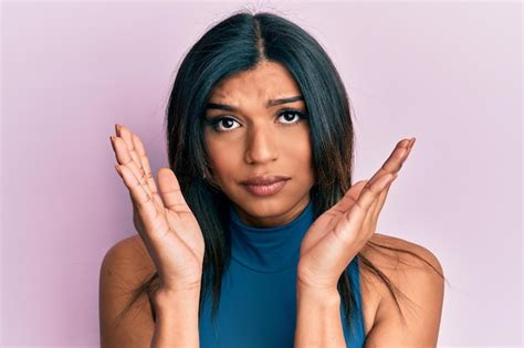 Jovem Latina Transexual Transg Nero As M Os Sobre O Rosto C Tico E Nervoso Franzindo A