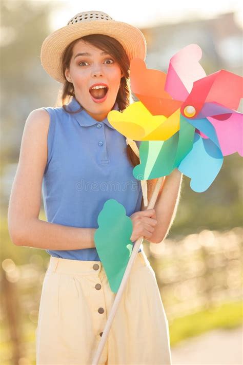 Mujer Feliz Joven En Bikini Foto De Archivo Imagen De Sensual Hembra 28217136