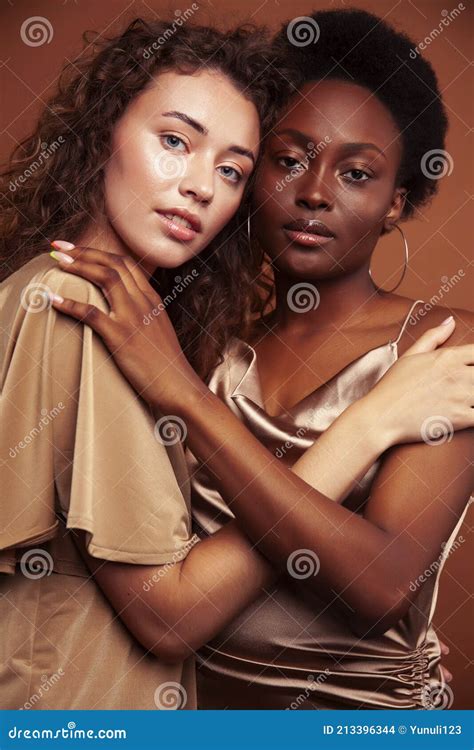 Zwei H Bsche M Dchen Afrikaner Und Kaukasischen Blonde Einrichtung Sch N Zusammen Auf