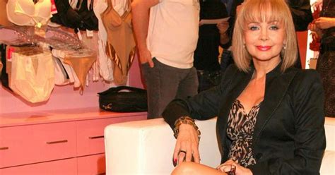 Aktorka Klanu Podziwia Dziewczyny W Bikini Foto