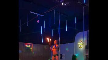 Destiny Mae Bailando Y Jugando Con Fuego En El Escenario Del Club De Striptease XVIDEOS