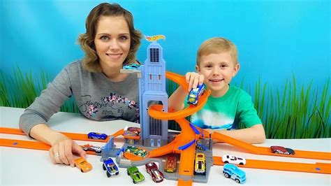 Небоскрёб Хот Вилс и машинки для детей Даник и мама играют с треком HOT WHEELS Skyscraper