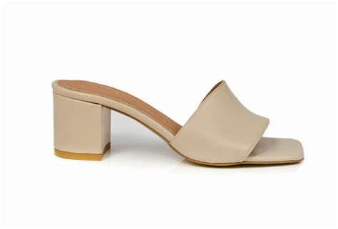 Beżowe nude klapki niskim obcas klocek kwadratowy czubek skóra naturalna 2740 beż lico