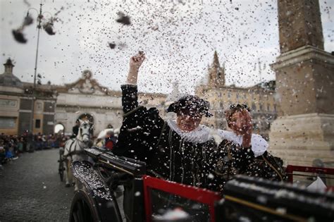 Sfilata E Fuochi Dartificio Per Il Carnevale Romano Corriere It