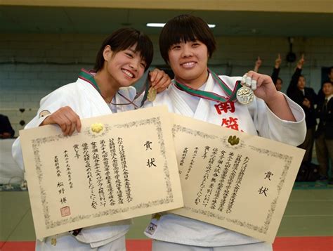 2017年の全国高校柔道選手権で優勝し笑顔で喜ぶ女子無差別級の素根輝（右）と同52キロ級の阿部詩 素根、阿部詩の「金」刺激に 「同い年