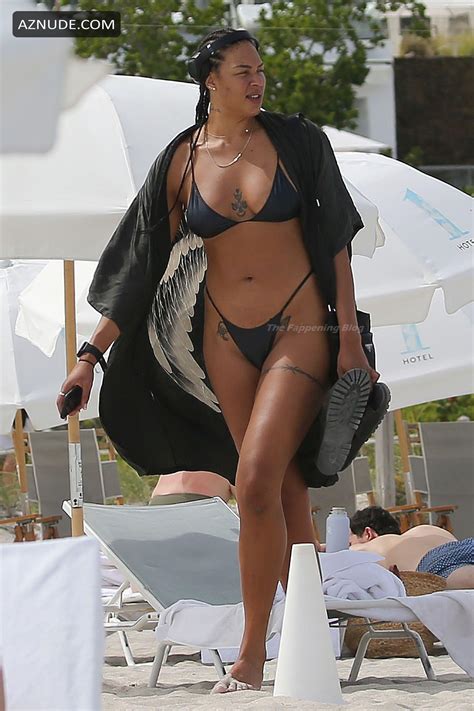 Liz Cambage Sexy Shows Off Body In A Tiny Black Bikini On The Beach In Miami AZNude