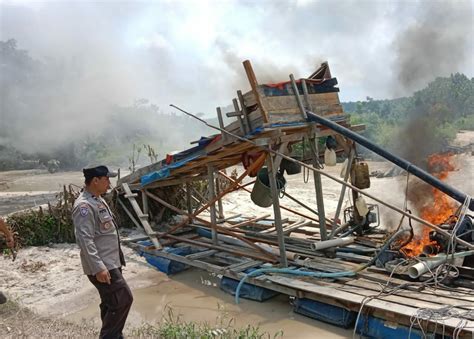 Polisi Bakar Satu Unit Rakit Penambangan Emas Ilegal Di Areal