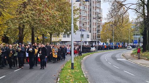 Foto U Defileu Vi E Od Ljudi Tuzlanski Kanton Sve Ano Obilje Io