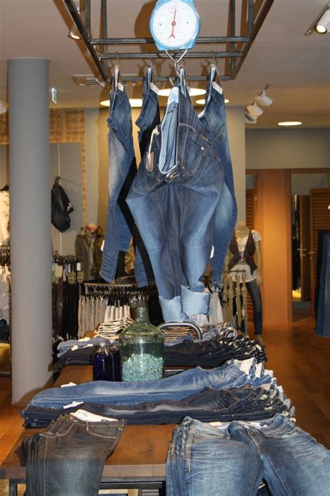 Stories: MAVI OPENS FLAGSHIP IN DÜSSELDORF