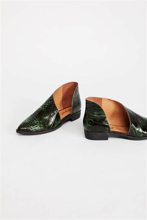 Professional ways to reach Free People customer service staff 2