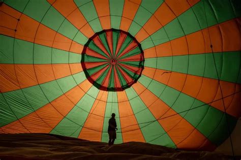 Solve Hot Air Balloon Jigsaw Puzzle Online With 12 Pieces