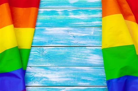 Bandera Del Orgullo Gay En Mesa De Madera Foto Premium