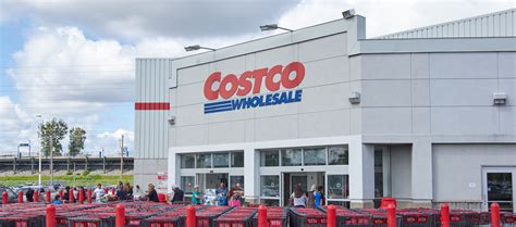 This Hot Costco Dad Went To Costco For The First Time