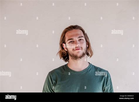 Jeune homme blonde Banque de photographies et dimages à haute résolution Alamy
