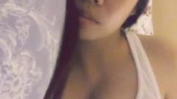 Une jeune asiatique amateur s amuse à la cam Porn300