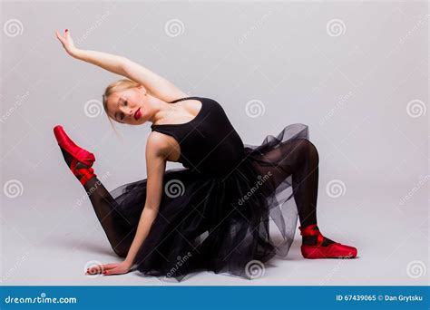 Belle Fille Blonde Dans Faire Noir De Robe De Tutu Gymnastique Image Stock Image Du Robe
