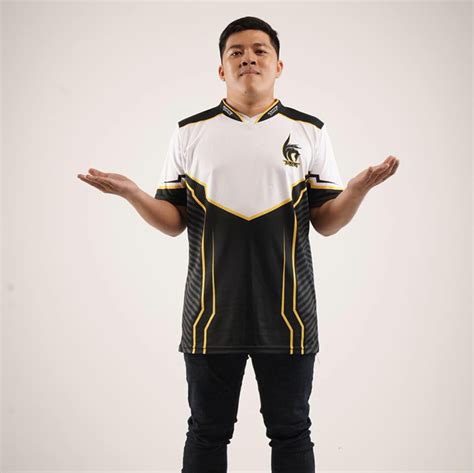 Cách đón 8 3 giữa mùa dịch của các hot streamer Chỉ ở nhà chơi game không có khái niệm ra