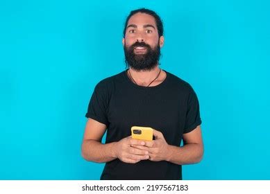 imágenes de Joven latina lee a oscuras Imágenes fotos y vectores de stock Shutterstock