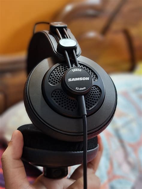 Bought myself the Samson Sr850 after watching the cheap headphone guide ...