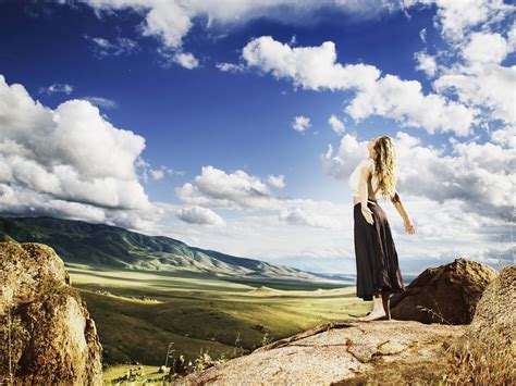 Fonds d écran Fille blonde vue arrière nuages montagnes soleil x UHD K image