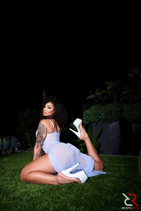 Curvy Beauty Erotic Medusa Is Teasing In Her Sexy Lingerie Photos