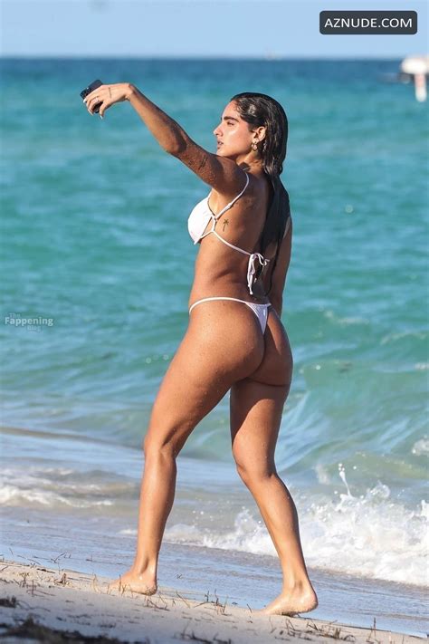 Isabella Ladera Sexy Spotted Showing Off Her Sizzling Bikini Body At The Beach In Miami Aznude
