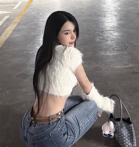 Bạn gái hot girl của Văn Thanh khoe đường cong dáng đẹp vợ Văn Hậu hóa nàng thơ